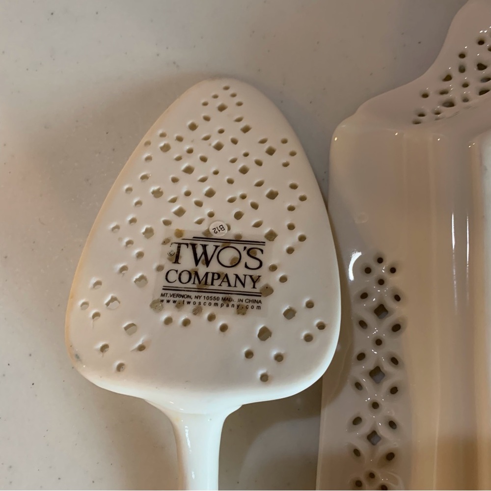 Elegant Two’s Company Creamware Pierced Serving Tray and Spatula Server - Picture 5 of 5